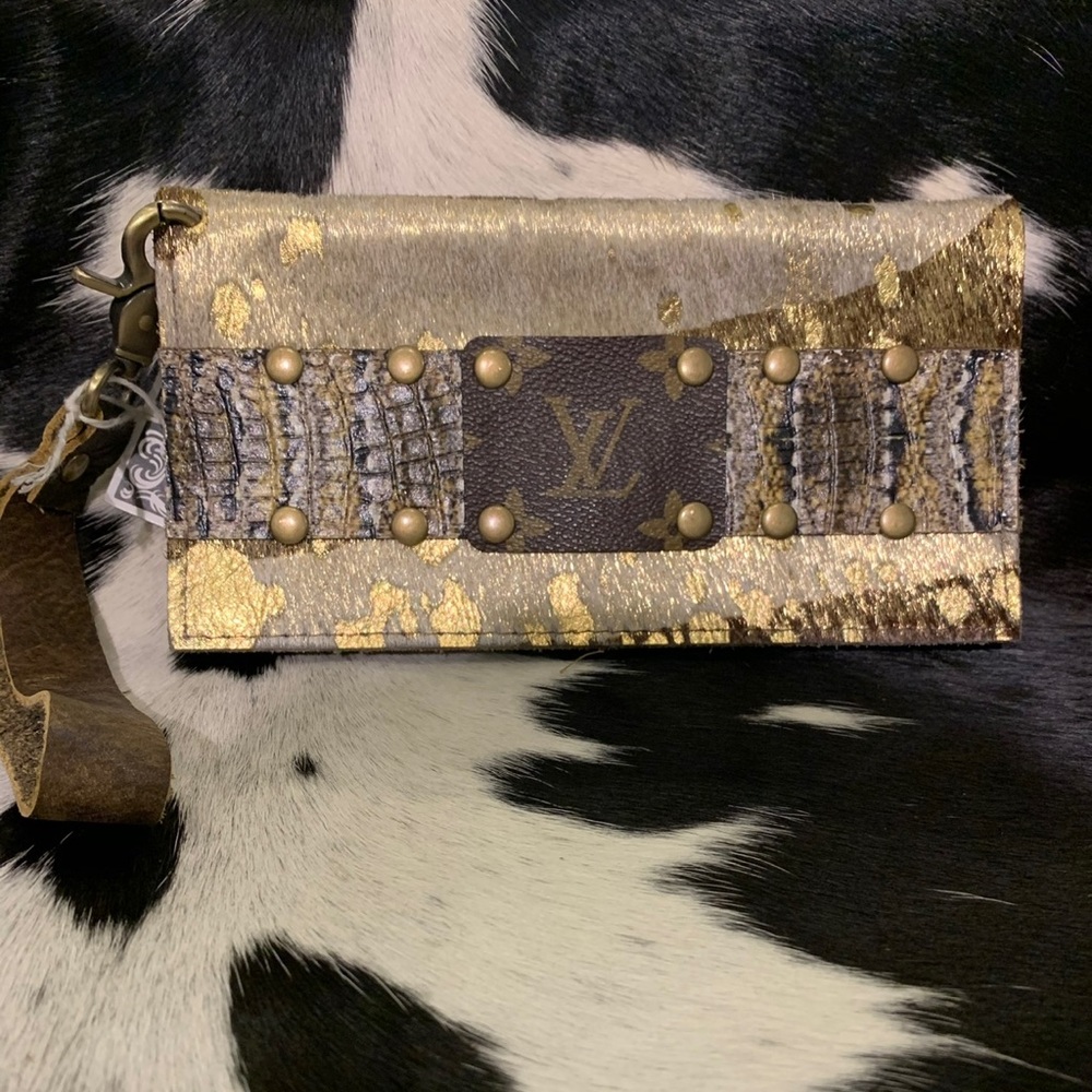KIG wallet or wristlet.